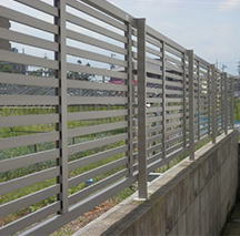 台風で倒壊したフェンス2