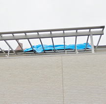 台風で飛散したテラスポリカ板1